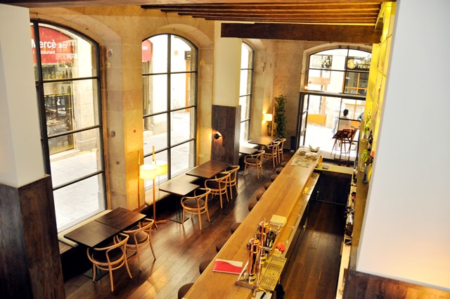 Sillas thonet en la barra principal del bar aguelo013 Sillas thonet en la barra principal del bar aguelo013