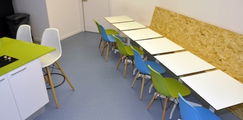 Sillas patchwork y de diseño en The Hostel Box